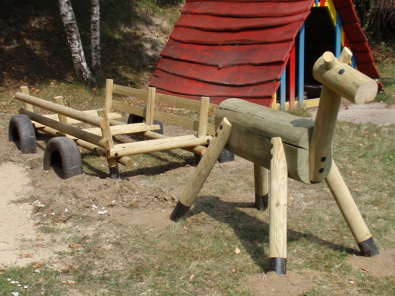 Kôň s vozom pre detské ihrisko