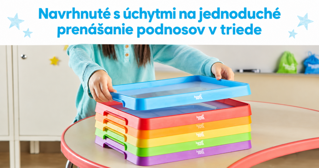 Dieťa prenáša magnetický stierateľný podnos pomocou bočných úchytov v materskej škole.