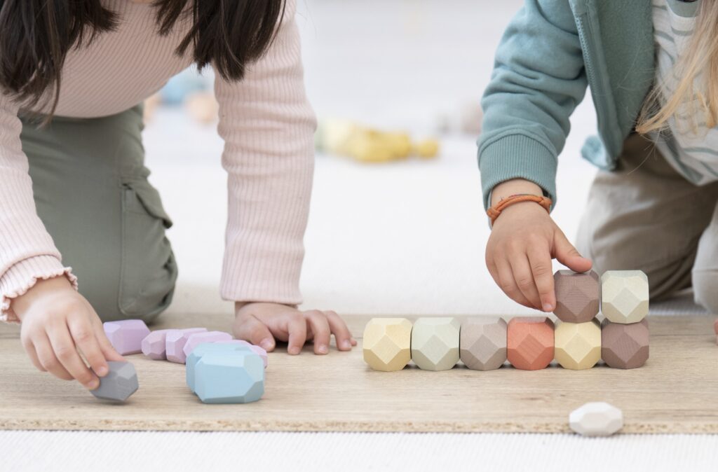 Zmyslové kocky: Drevené kamene, kocky a kryštály Zmyslové kocky: Drevené kamene, kocky a kryštály