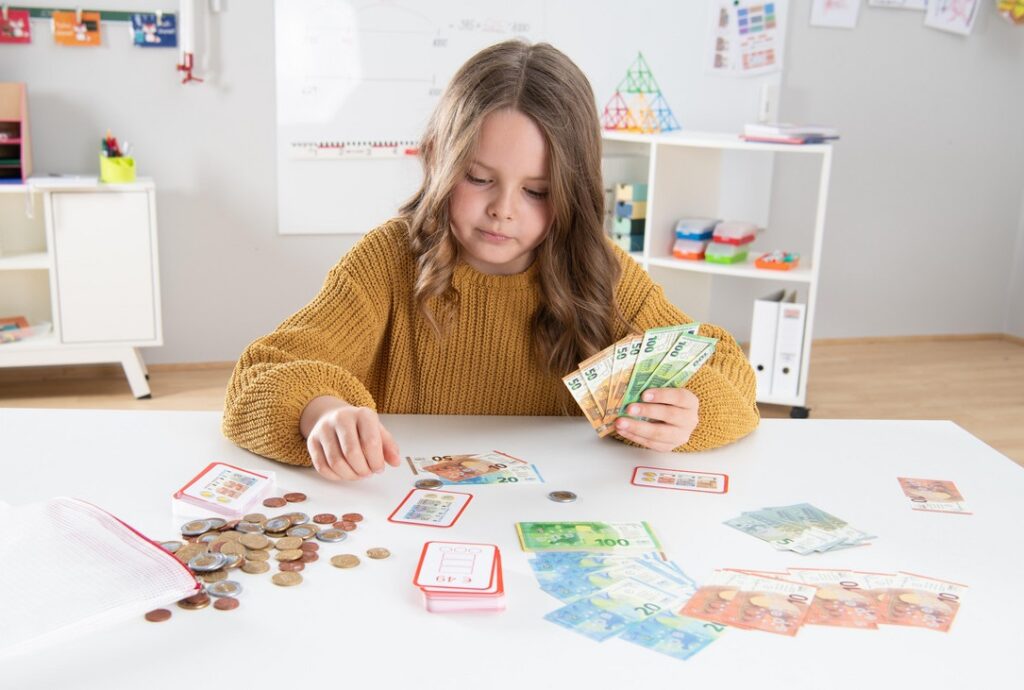 Finančná gramotnosť aktivity pre deti s euro mincami a bankovkami