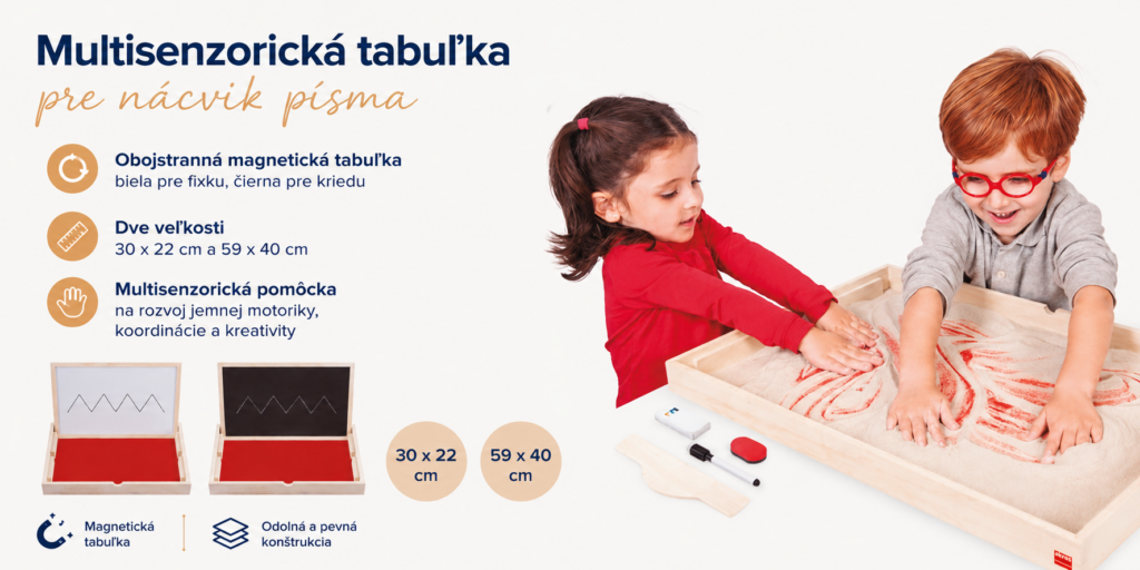 Deti používajú multisenzorickú tabuľku pre nácvik písma s obojstrannou magnetickou tabuľou na kreslenie do piesku podľa predlohy.
