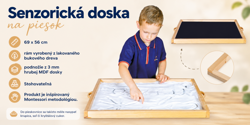 Dieťa používa senzorickú dosku na piesok na rozvoj grafomotoriky a jemnej motoriky pomocou kreslenia prstom do piesku.